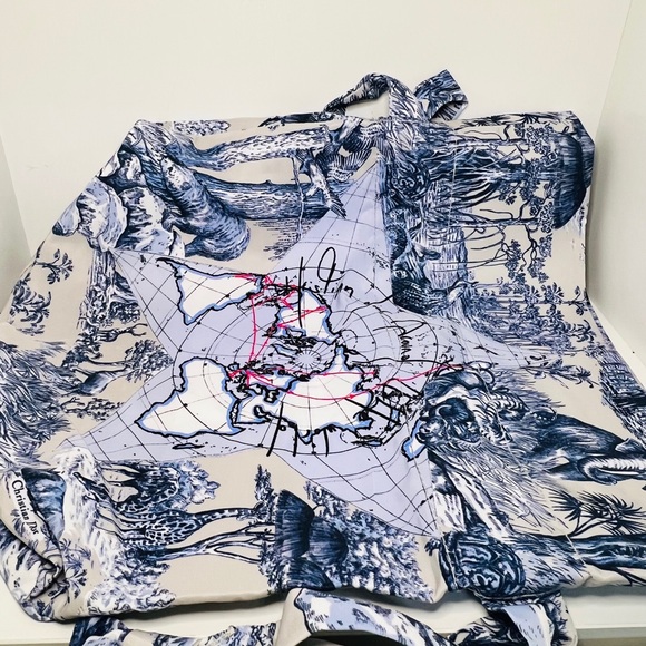 Dior Around the World Gift Set, Dior Refillable perfume and Bucket Travel Bag - Picture 6 of 11